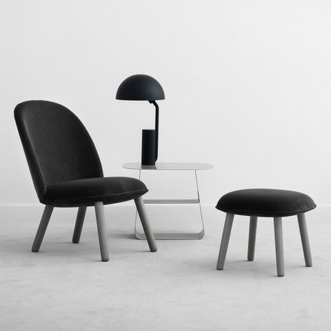 Normann-Copenhagen-Ace-Lounge-Chair-und-Footstool-Velour-grau-Situation.jpg
