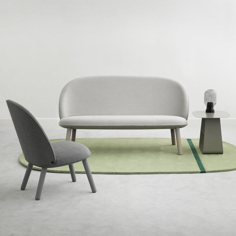 Normann-Copenhagen-Ace-Sofa-Nist-beige-Lounge-Chair-Nist-grau-Stay-Table-Amp-Tischleuchte-Situation.jpg