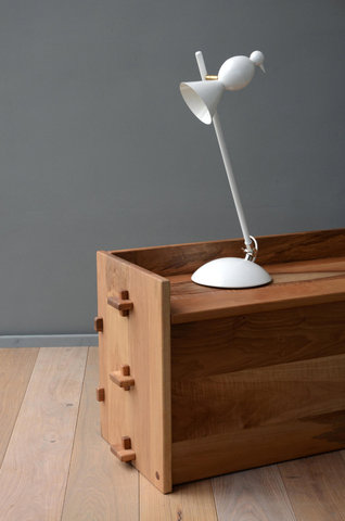 alouette-desk-lamp-bench-detail-h.jpg