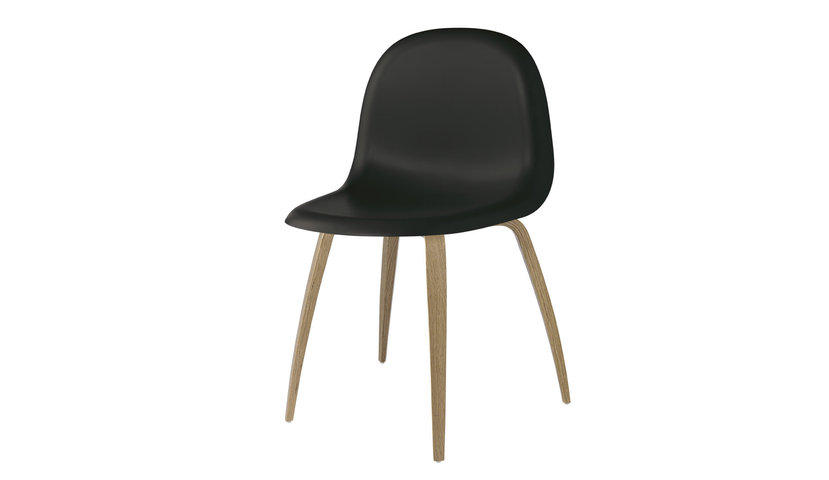 gubi-5-chair-black-hirek-oak-base-front.jpg